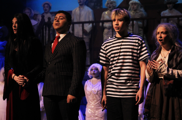 Resolution of the production number “Move Towards the Darkness”
